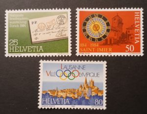 Tre francobolli svizzeri del 1984 dedicati a esposizioni, anniversari e città olimpica. Francobolli Svizzera 1984 – Serie tematica