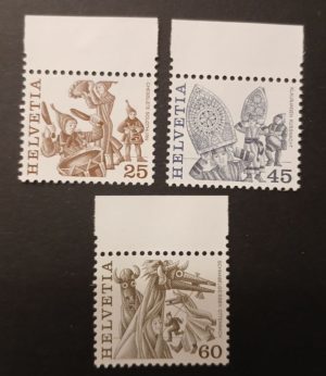 Tre francobolli svizzeri del 1984 dedicati alle tradizioni popolari (25, 45, 60). Tradizioni Popolari 1984 – Serie ordinaria