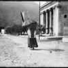 Lugano 1892–1901 – Donna con cesta davanti alla Belle Arti Lugano 1892–1901 – fotografia storica di una donna con cesta davanti all’Esposizione Permanente di Belle Arti