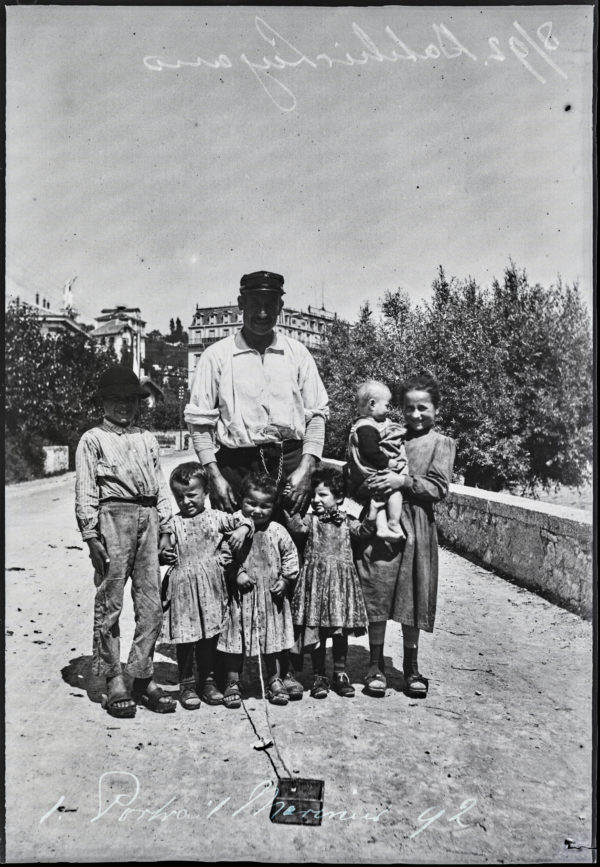 Lugano 1892–1901 – Famiglia con bambini Lugano 1892–1901 – fotografia storica di famiglia con bambini scattata da H.A. Insinger