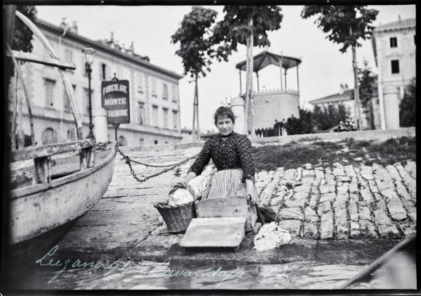 Lugano 1892–1901 – Lavandaia al lago Lugano 1892–1901 – lavandaia sulle rive del lago nelle fotografie di H.A. Insinger