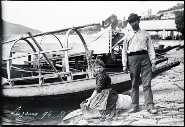 Lugano 1892–1901 – Lavandaia e uomo al porto Lugano 1892–1901 – lavandaia e uomo al porto con imbarcazioni nelle fotografie di H.A. Insinger