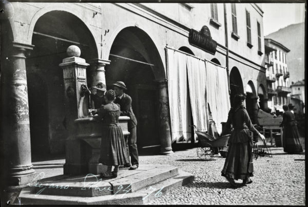 Lugano 1892–1901 – Fontana sotto i portici Lugano 1892–1901 – scena quotidiana alla fontana sotto i portici nelle fotografie di H.A. Insinger