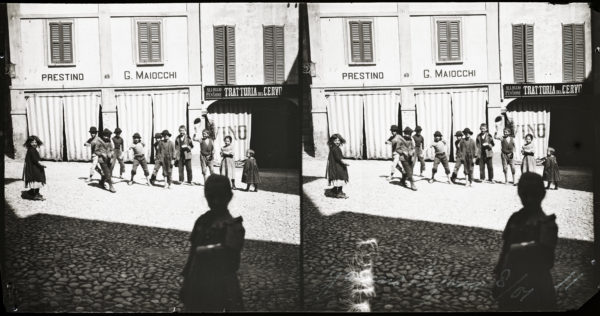 Lugano 1892–1901 – Bambini in piazza Lugano 1892–1901 – bambini che giocano in piazza davanti al Prestino e alla Trattoria del Cervo